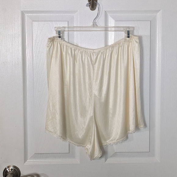 Vintage 60s/70s Petra Fashions Ivory Satin Slip Shorts with Lace‎ Trim Size 2X - Picture 1 of 6